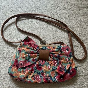 Crossbody bag with floral design and bow in the front